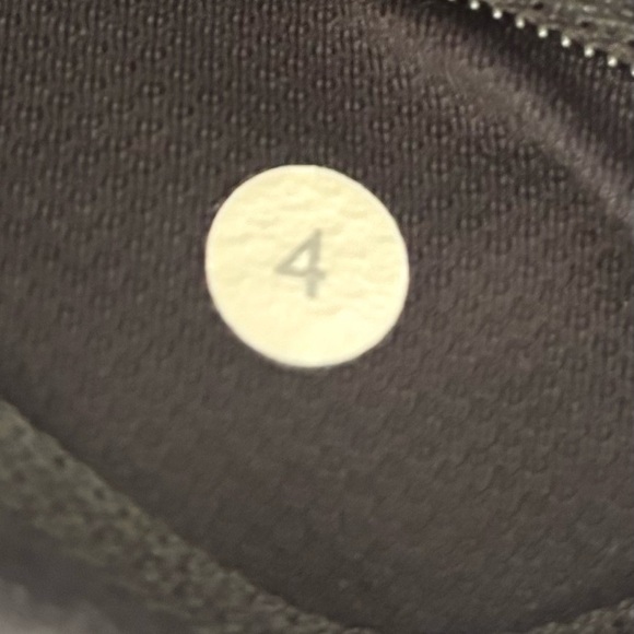 Lululemon women’s calf relief cropped leggings
Size 4 - Picture 10 of 10